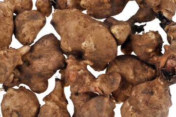 Topinambours crus en vrac en gros plan