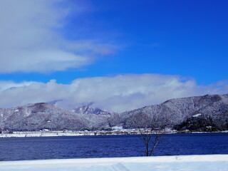 冬の余呉湖（滋賀県長浜市）