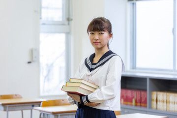 教室で勉強をする若い日本人の学生