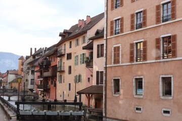 Fototapeta na wymiar Les rives de la rivière le Thiou dans la vieille ville de Annecy, ville de Annecy, département de Haute Savoie, France