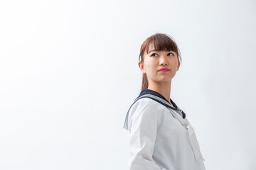 セーラー服を着た若い日本人の学生