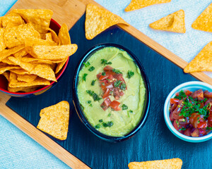 plato tipico de mexico de guacamole y nachos 