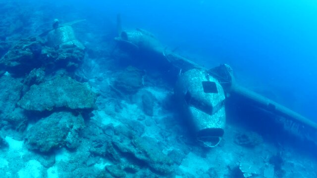 c47 airplane wreck underwater aircraft dakota metal on ocean floor scenery 
