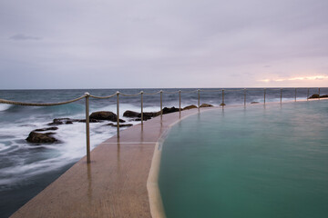 Fototapeta premium Blurred water at beach ocean pool