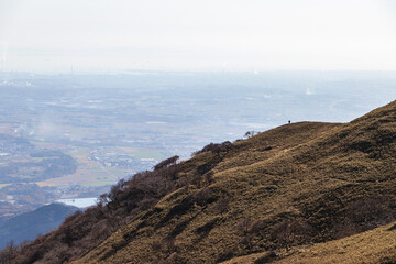 竜ヶ岳から金山登山道の稜線を眺めて