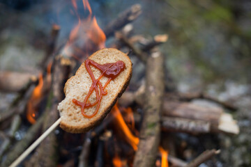 Bake bread at the campsite.