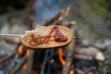 Bake bread at the campsite.