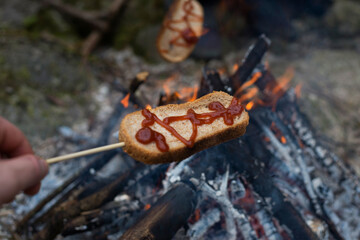 Bake bread at the campsite.