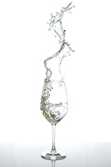 Weissweinglas vor weissem Hintergrund