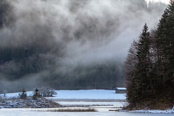 Obraz na płótnie Canvas Nebel am gefrorenem See im Winter 