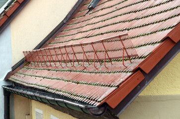 Regentropfen auf Ziegeldach