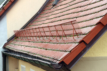 Regentropfen auf Ziegeldach