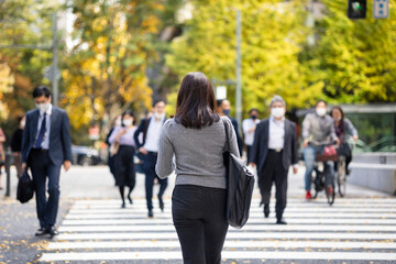 通勤する若い女性の後ろ姿