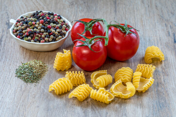 Spiralnudeln mit frischen Tomaten, Kräutern und buntem Pfeffer in einer kleinen Porzellanschale