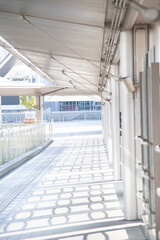 誰もいない朝のビルの屋外通路