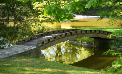 Kleine, hölzerne Brücke über einen Wasserlauf im Gail'schen Park