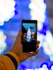 fotografiando a un árbol de navidad