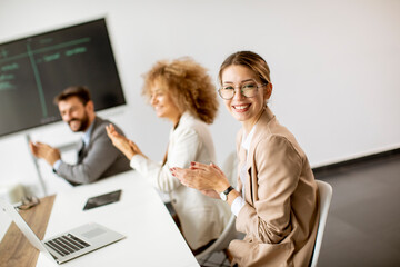Obraz premium Multiethnic young business people working together in the office