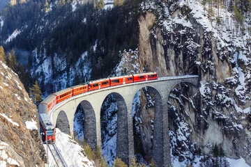 Foto auf Acrylglas Landwasserviadukt Luftaufnahme eines roten Zuges, der das Landwasserviadukt in den Schweizer Alpen überquert