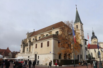 Naklejka na ściany i meble L'église catholique Saint Maurice vue de l'extérieur, ville de Annecy, département de Haute Savoie, France