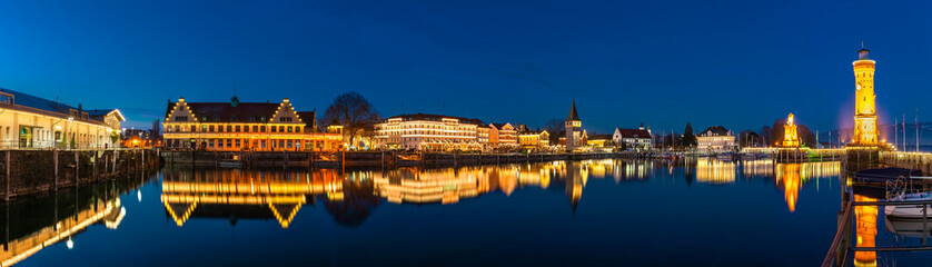 Fototapeta na wymiar Beleuchtete Nachtaufnahme des Seehafens Lindau am Bodensee