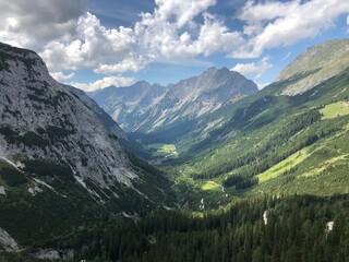 Fototapeta na wymiar von Mittenwald Scharnitz Bayern durch das Karwendeltal ins Karwendelhaus