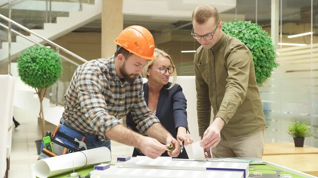 Woman director explain the strategy of building on 3d model, discussing, using construction