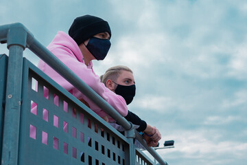 amigos unidos en pandemia con mascarilla.