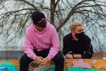 amigos unidos en pandemia con mascarilla.