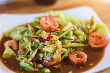thai spicy papaya salad