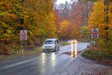Verkehr auf einer nassen Landstrasse im Regen Oberbayern, Bayern, Deutschland
