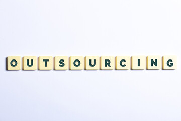 Outsourcing in Buchstaben auf weißem Hintergrund