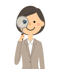 虫眼鏡を覗くスーツの女性