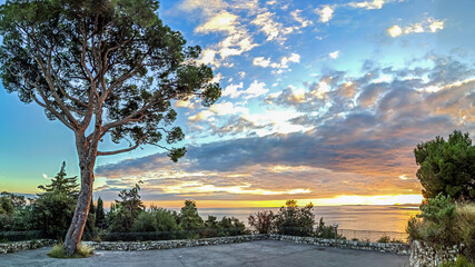 Coucher de soleil sur Nice et la baie des anges sur la Côte d'Azur
