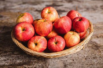 Fototapeta na wymiar Cesto di mele rosse prodotte senza pesticidi 