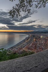 Coucher de soleil sur Nice et la baie des anges sur la Côte d'azur