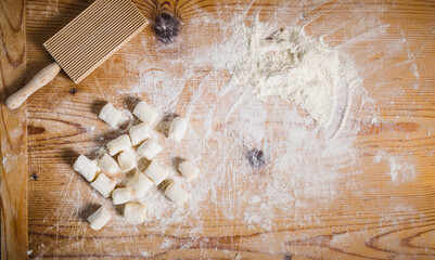 Preparazione gnocchi di patate fatti a mano.