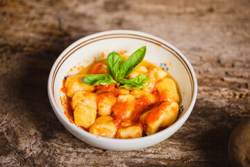 Gnocchi di patate al sugo con foglia di basilico fatti a mano.