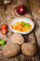 Ricetta italiana per gnocchi di patate al sugo 