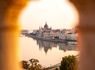 Fototapeta na wymiar View on Budapest and the famous Chain Bridge in the morning in autumn