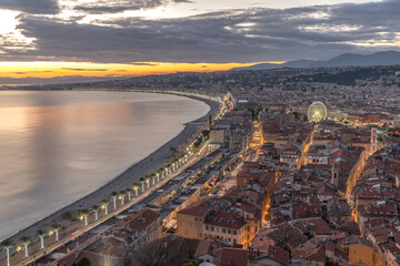 Coucher de soleil sur Nice et la baie des anges sur la Côte d'azur