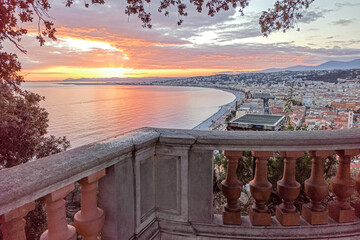 Coucher de soleil sur Nice et la baie des anges sur la Côte d'azur