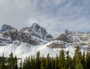 Obraz premium Beautiful winter view of Crowfoot Glacier in Banff National Park, Alberta, Canada.
