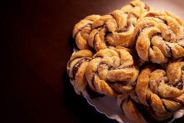 Shells with chocolate and icing sugar