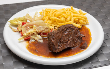Ox cheeks with noodles and salat