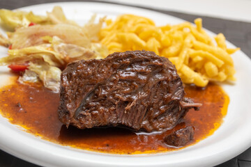 Ox cheeks with noodles and salat