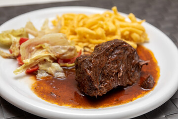 Ox cheeks with noodles and salat