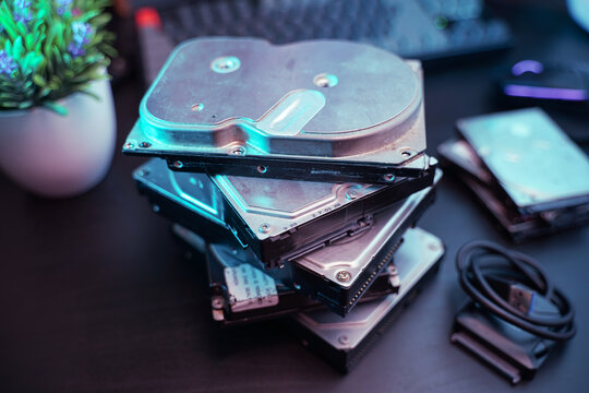 A stack of old 3.5" and 2.5" HDD that using IDE and SATA connection. 