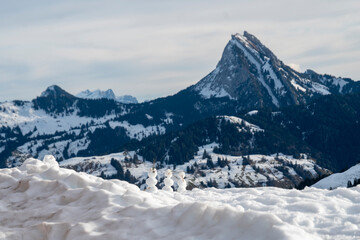 Fototapeta na wymiar Alpenpanorama mit 3 Schneemännern