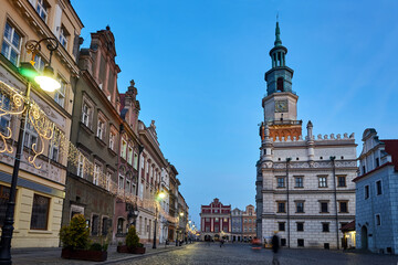 Obraz premium The Market Square with historic tenement houses, tower of town hall and christmas decoration